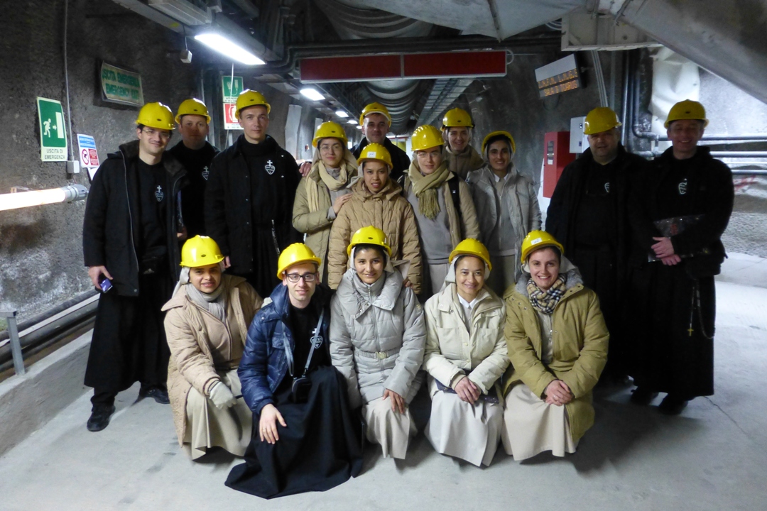 Missionari in visita al laboratorio del gran Sasso