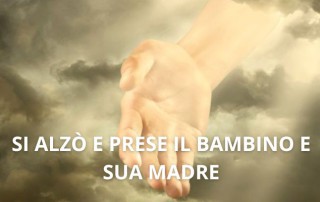 Si alzò e prese il bambino e sua madre